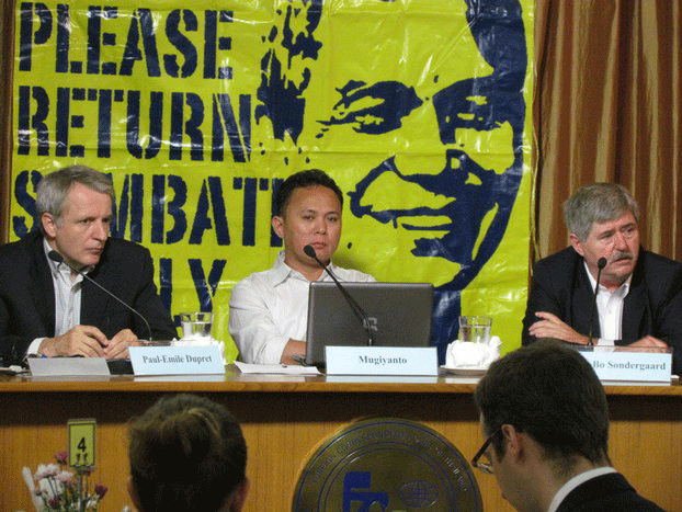 A European parliamentary delegation at a press conference in Bangkok on Lao activist Sombath Somphone's disappearance, Aug. 28, 2013.